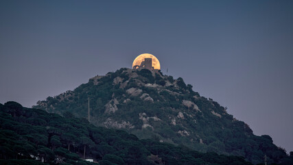 Luna llena tras el Castell de Burriac