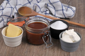 Bocal de caramel au beurre salé maison avec ses ingrédients