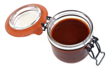 Bocal de caramel au beurre salé en gros plan sur fond blanc