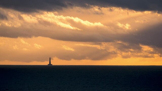 Timelapse Rayons au coucher du soleil sur le phare de Cordouan au dessus de l'ocean, Royan, Charente Maritime