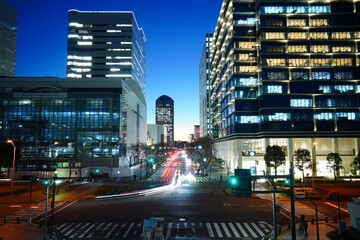 横浜みなとみらいのオフィスビル夜景　