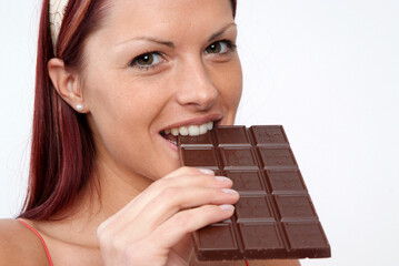 Junge Frau mit einer Tafel Schokolade