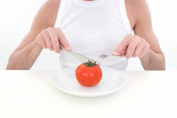 Obraz na płótnie Canvas Mann ist eine Tomate am Teller, Diät