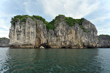 Fototapeta premium View from Halong Bay, North Vietnam. The bay features 3,000 limestone and dolomite karsts and islets in various shapes and sizes