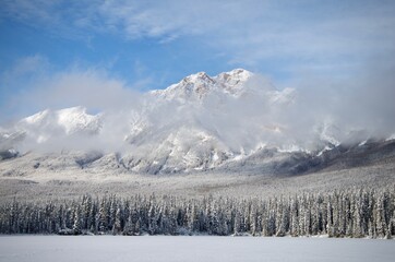 Montagne enneig&eacute;