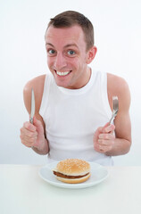 Mann mit Burger am Teller