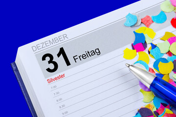 Deutscher Kalender 31. Dezember 2021 Silvester mit Konfetti auf blauem Hintergrund