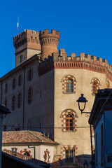 Naklejka premium CUNEO, ITALIA 6 DECEMBER 2021:Medieval castle and narrow street of Barolo, Piemonte, Langhe