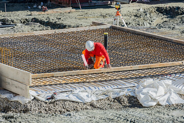 Anbringen von Eisenarmierung auf einer Baustelle in Luzern, Schweiz