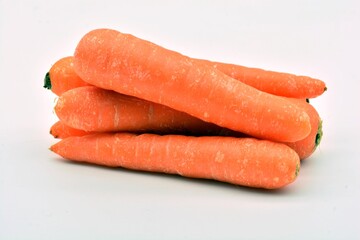 Grupo de zanahorias aisladas sobre fondo blanco