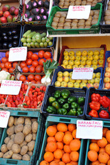 Frutería de barrio. Tienda de frutas y verduras de venta a granel, al peso, por unidades. Fruta fresca variada de venta directa al consumidor