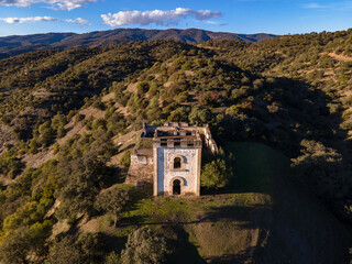 antiguo depósito de agua en el rio jandula