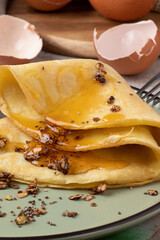 Focus on crepioca with granola and honey.