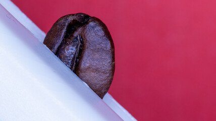 Obraz premium ziarno palonej kawy w powiększeniu makro.
