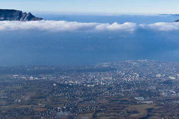 Lac du Bourget et ville d'Aix les Bains sous les nuages - Savoie - France