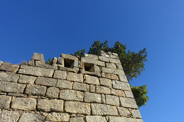Tour de guet en pierres en ruine
