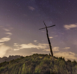 Obraz premium Bosc de les creus sota les estrelles