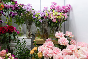 Fototapeta na wymiar vases with fresh cut roses at the flower shop