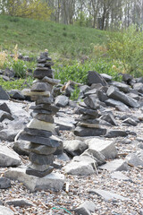 Kleine Steintürme am Flussufer