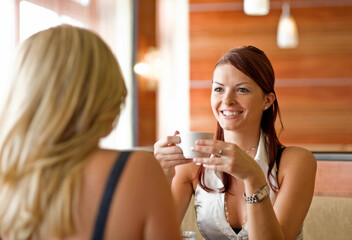 Fototapeta na wymiar Zwei Frauen sitzt gemeinsam im Kafeehaus