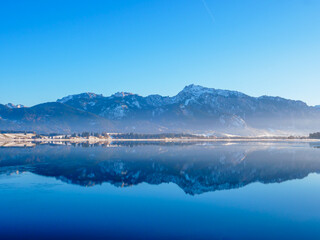 Obraz premium Winter landscape with mountains and a lake at the Forggensee