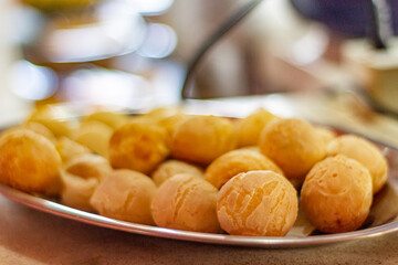 café da manha com pão de queijo, bolo e frutas