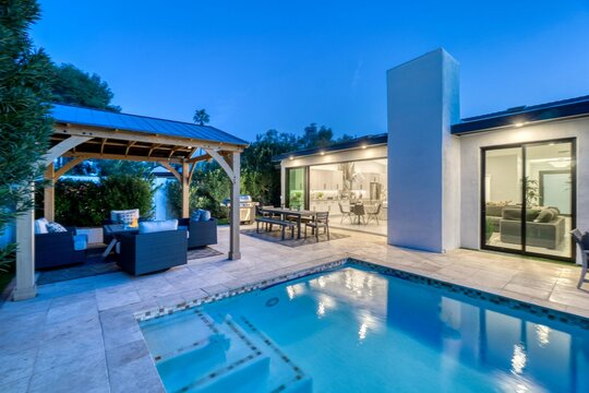 Luxury home swimming pool 