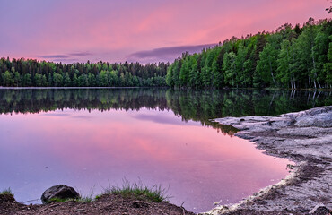 Crépuscule rose sur le lac