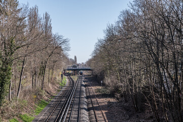 Fototapeta premium zweigleisiger Schienenstrang mit Steinschwellen und Brücke