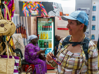 Turystka ogląda suweniry w Stone Town Zanzibar - obrazy, fototapety, plakaty
