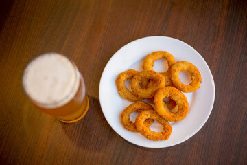 Cerveza y rabas de pescado
