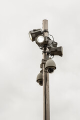 Cámaras de video en el tubo de metal.