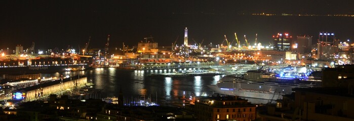 Fototapeta premium Genova di notte la superba si mostra