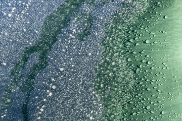 Eiskristalle auf grüner Folie