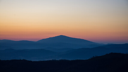 Fototapeta na wymiar Góra o wschodzie słońca / Mountain at sunrise