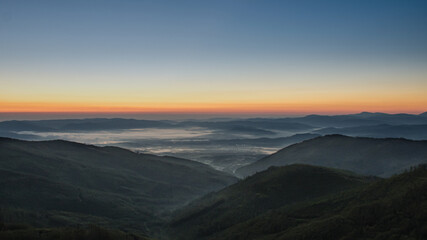 Fototapeta na wymiar Wschód słońca nad górami / Sunrise over the mountains