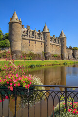 Josselin, Bretagne, le château aux bords du canal de Nantes à Brest	