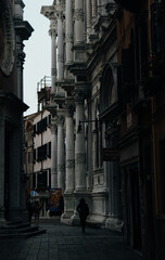 Mujer Caminando Venecia