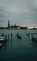 Gondola Atracando en Venecia