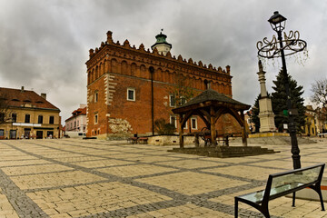 Sandomierz stare miasto , rynek, ratusz , studnia . 