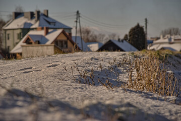 Pierwszy dzień zimy . Zima , śnieg , domy.