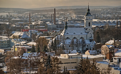 Kościół świętego Michała Ostrowiec Świętokrzyski w śniegu - pierwszy dzień zimy . - obrazy, fototapety, plakaty
