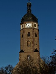 Schiefer Turm der Jakobikirche in Sangerhausen / Südharz