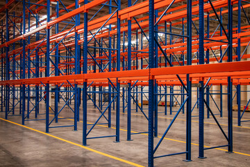 Interior de almacén con barras azules y naranjas