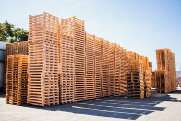 Tarimas de madera apiladas 