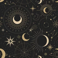 Deurstickers Zwart goud Magische naadloze vector patroon met zon, sterrenbeelden, manen en sterren. Gouden decoratief ornament. Grafisch patroon voor astrologie, esoterisch, tarot, mystiek en magie. Luxe elegant ontwerp.