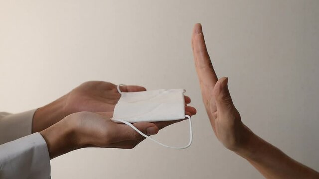 支給された布マスクを手で拒否するイメージ
