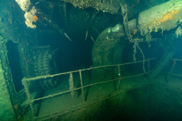 Ruote dentate e materiali vari e condotte all'interno del relitto di una petroliera nei pressi di Arenzano, Italia