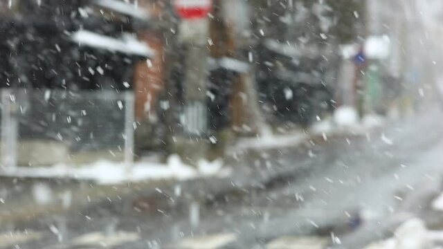 雪が降る街　冬の情景　道路