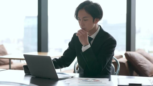 オフィスでパソコンを使うビジネスマン